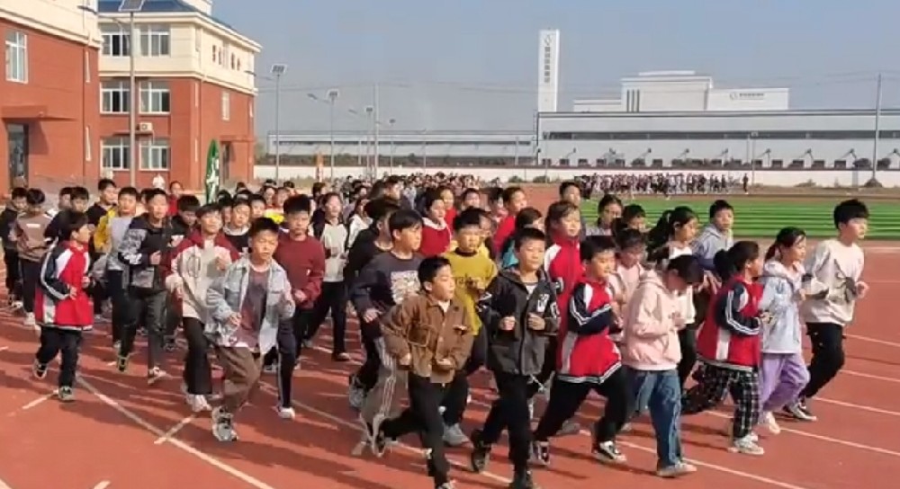 上屯镇寄宿制小学邀请唐河东方眼科医院为学生开展视力普查及近视防控科普宣讲